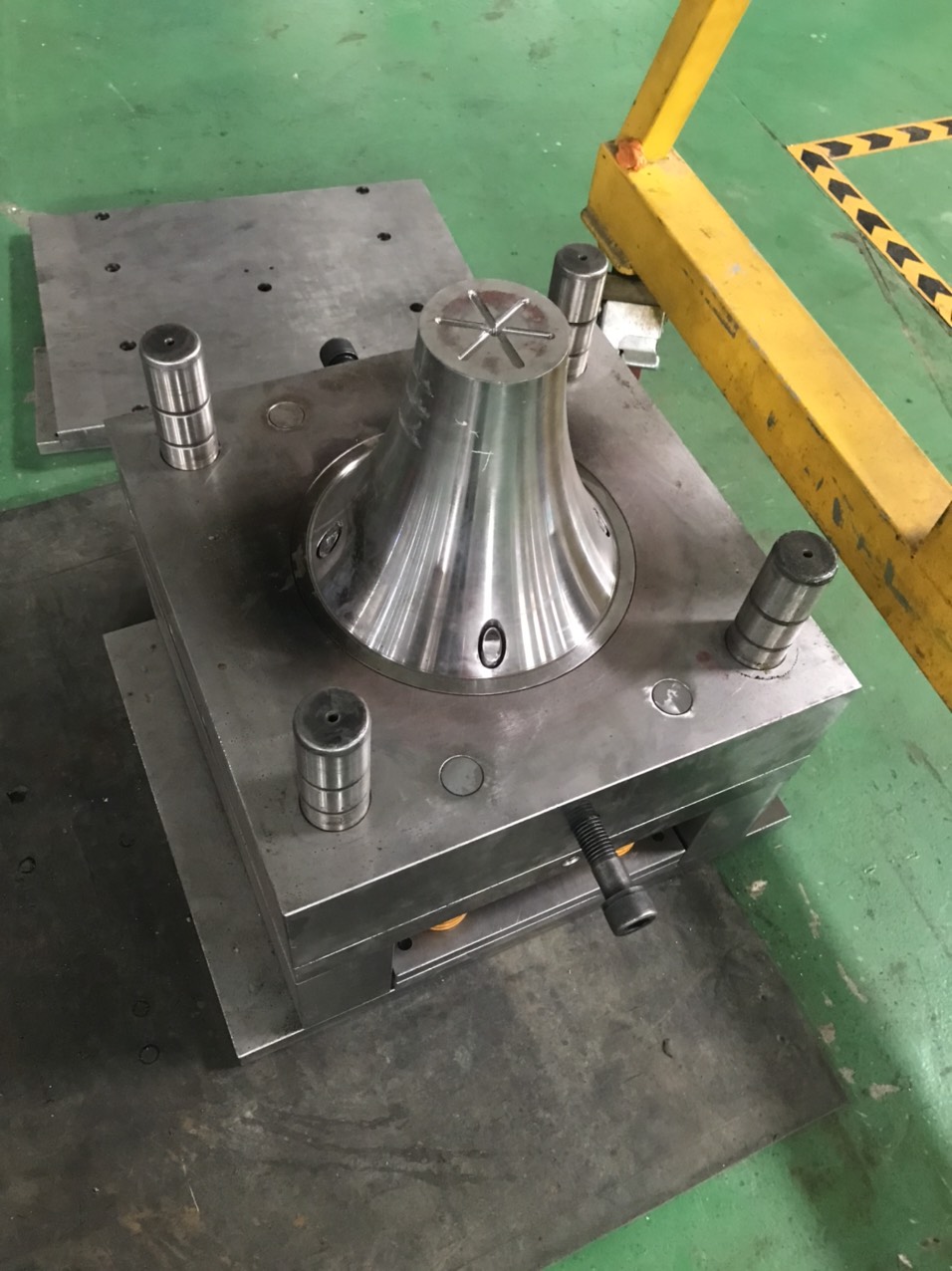 1 khuôn ép nhựa tltech